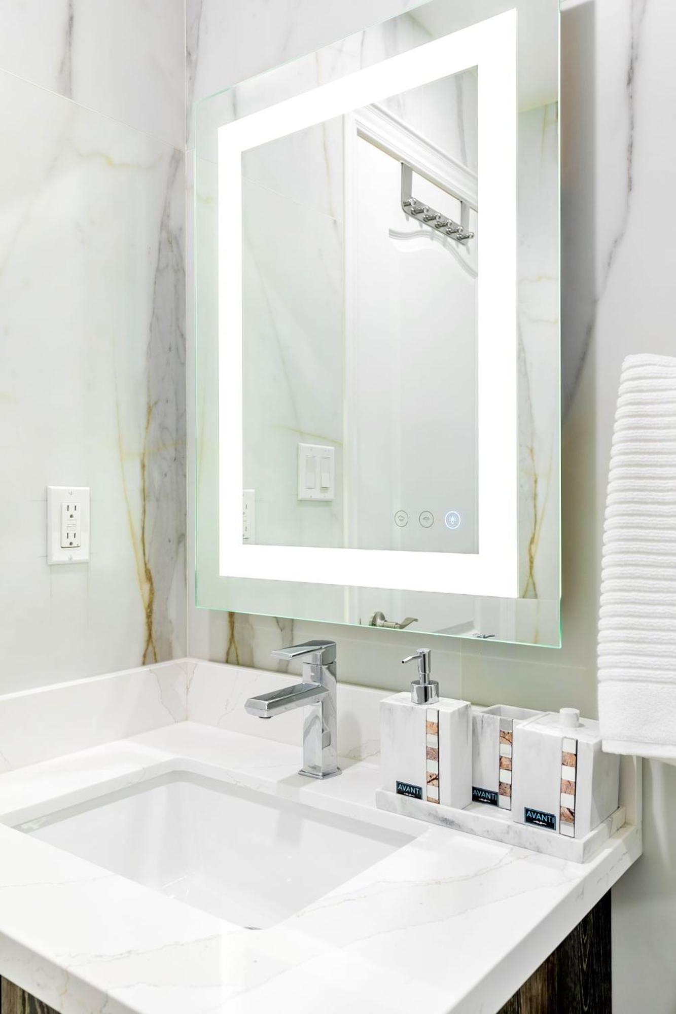 Modern Pet-Friendly Chinatown Apartment Toronto Exteriör bild