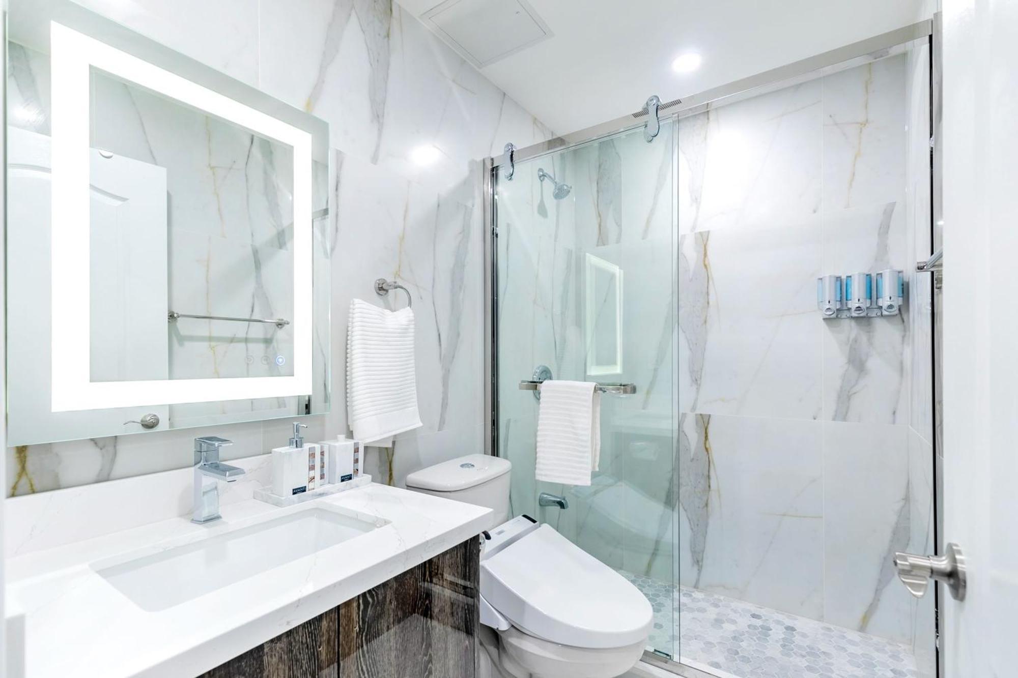 Modern Pet-Friendly Chinatown Apartment Toronto Exteriör bild
